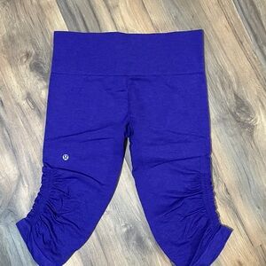 LULULEMON PURPLE CAPRIS
EXCELLENT CONDITION 
SIZE 6